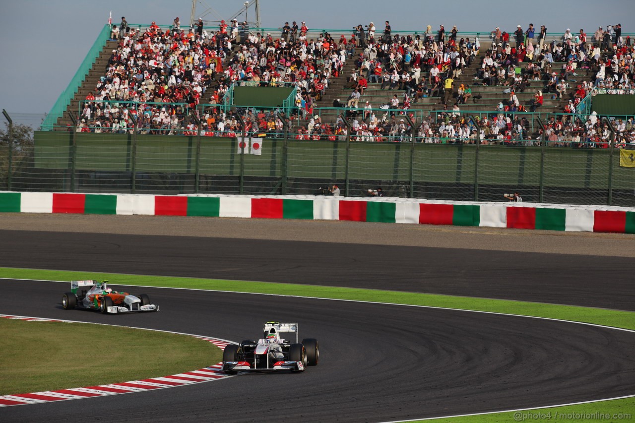 GP GIAPPONE, 09.10.2011- Gara, Sergio Pérez (MEX), Sauber F1 Team C30 davanti a Paul di Resta (GBR) Force India VJM04
