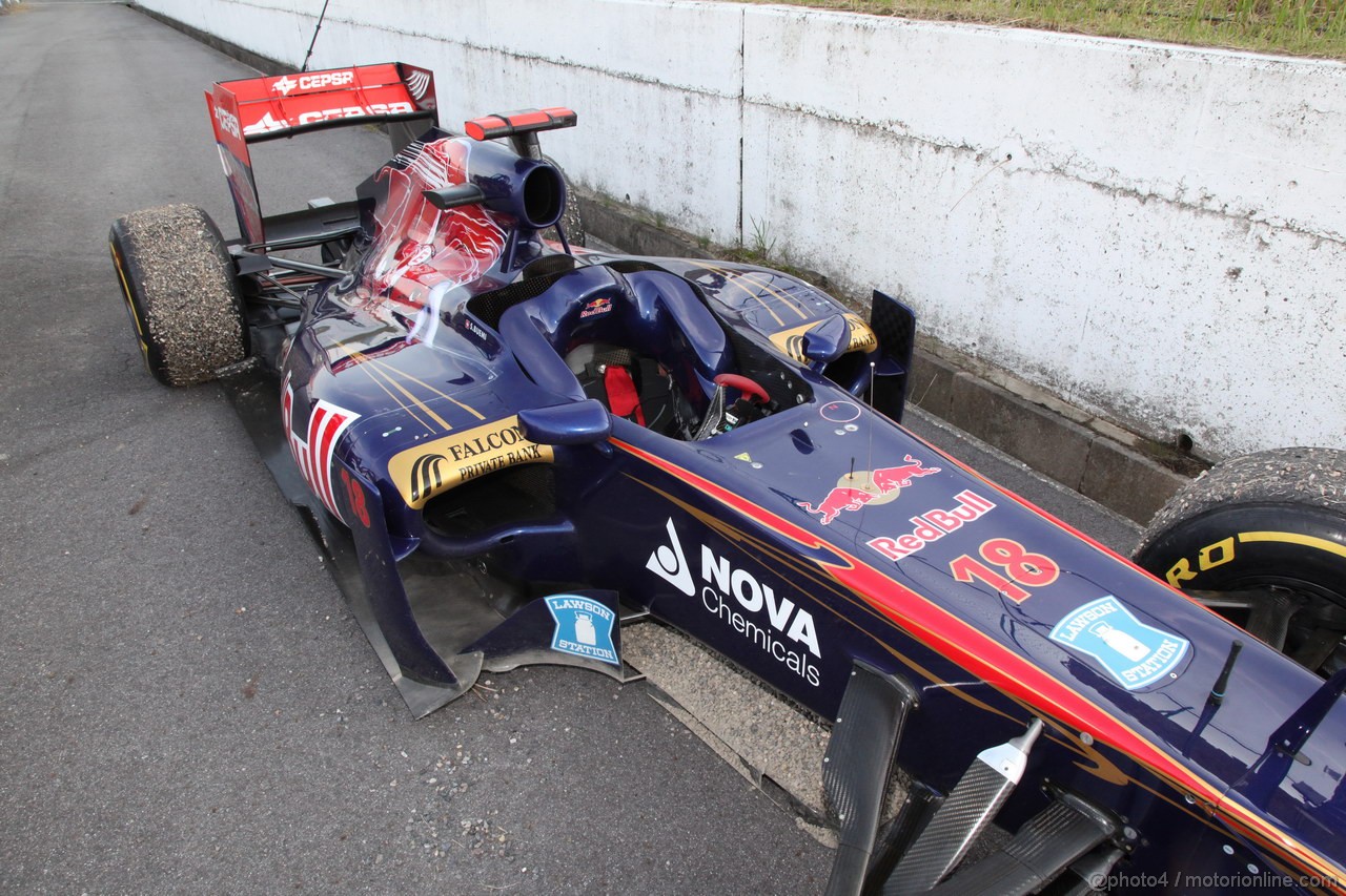 GP GIAPPONE, 09.10.2011- Gara, Crash, Sébastien Buemi (SUI), Scuderia Toro Rosso, STR6