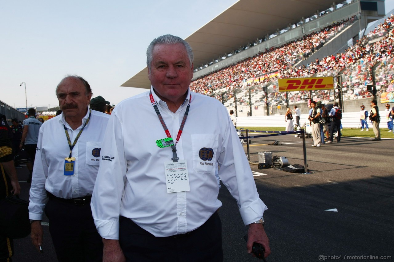 GP GIAPPONE, 09.10.2011- Gara, Alan Jones (AUS), FIA Steward