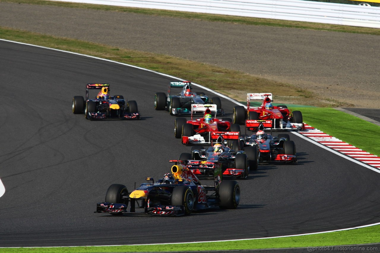 GP GIAPPONE, 09.10.2011- Gara, Sebastian Vettel (GER), Red Bull Racing, RB7 davanti a Lewis Hamilton (GBR), McLaren Mercedes, MP4-26