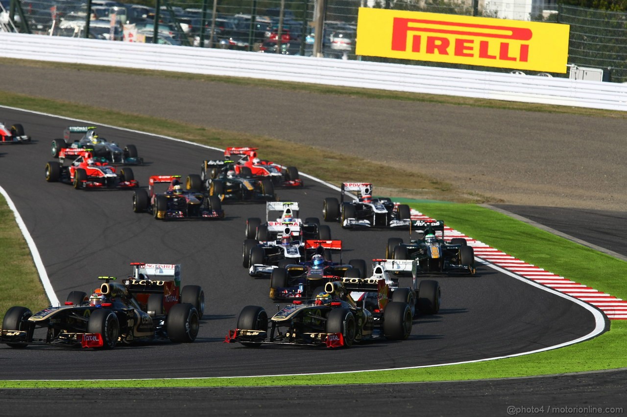 GP GIAPPONE, 09.10.2011- Gara, Vitaly Petrov (RUS), Lotus Renault GP, R31 e Bruno Senna (BRA), Lotus Renault GP R31