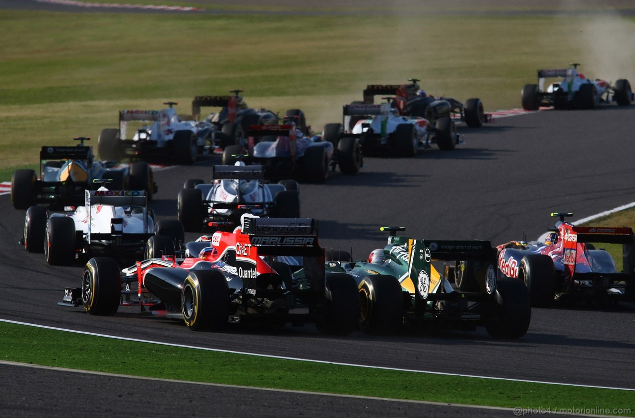 GP GIAPPONE, 09.10.2011- Gara, Start of the race, Timo Glock (GER), Marussia Virgin Racing VR-02 e Jarno Trulli (ITA), Team Lotus, TL11