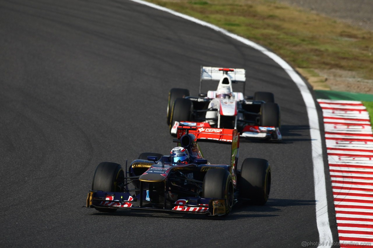 GP GIAPPONE, 09.10.2011- Gara, Sébastien Buemi (SUI), Scuderia Toro Rosso, STR6 davanti a Kamui Kobayashi (JAP), Sauber F1 Team C30