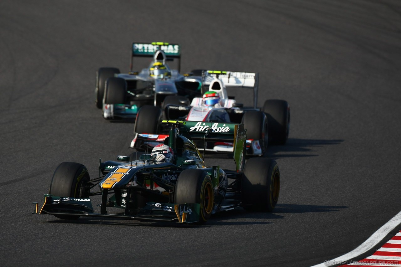 GP GIAPPONE, 09.10.2011- Gara, Jarno Trulli (ITA), Team Lotus, TL11 davanti a Sergio P�rez (MEX), Sauber F1 Team C30 