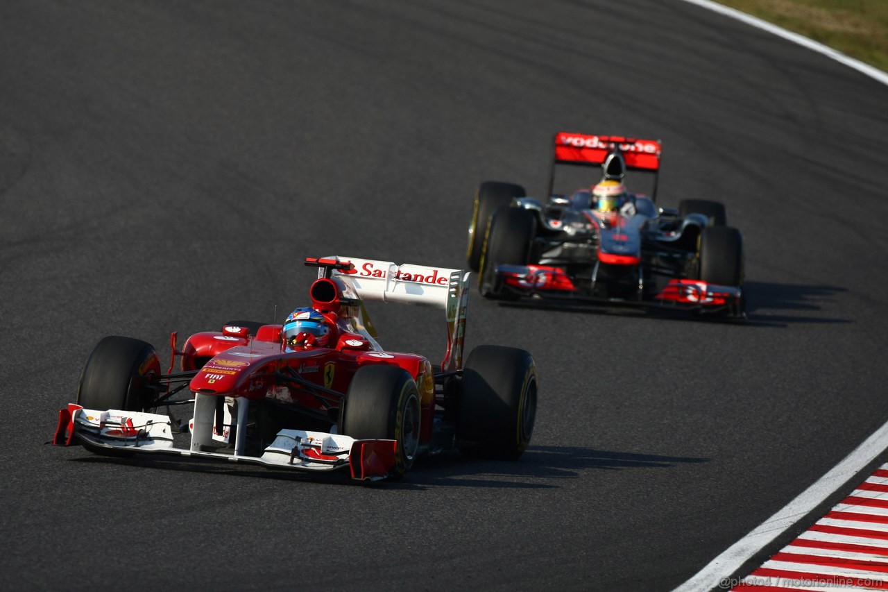 GP GIAPPONE, 09.10.2011- Gara, Fernando Alonso (ESP), Ferrari, F-150 Italia davanti a Lewis Hamilton (GBR), McLaren Mercedes, MP4-26
