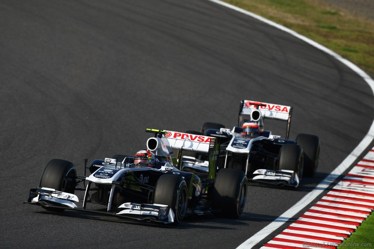 GP GIAPPONE, 09.10.2011- Gara, Pastor Maldonado (VEN), Williams FW33 davanti a Rubens Barrichello (BRA), Williams FW33