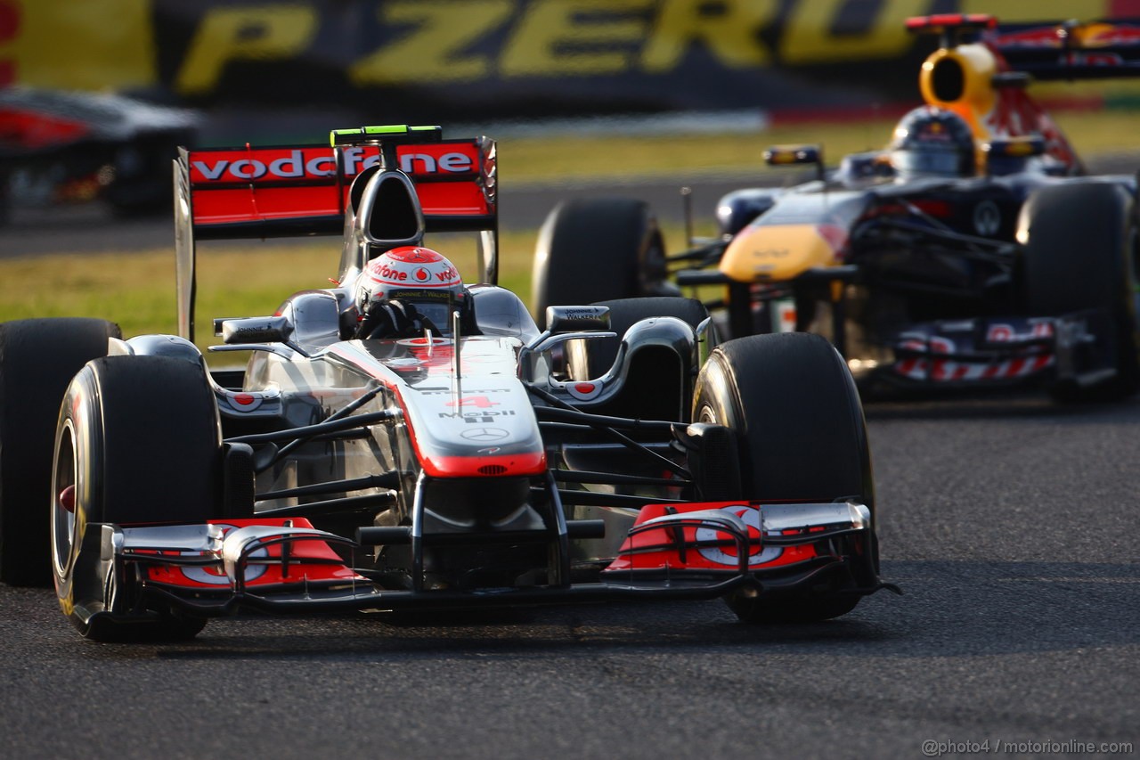 GP GIAPPONE, 09.10.2011- Gara, Jenson Button (GBR), McLaren  Mercedes, MP4-26 davanti a Sebastian Vettel (GER), Red Bull Racing, RB7 
