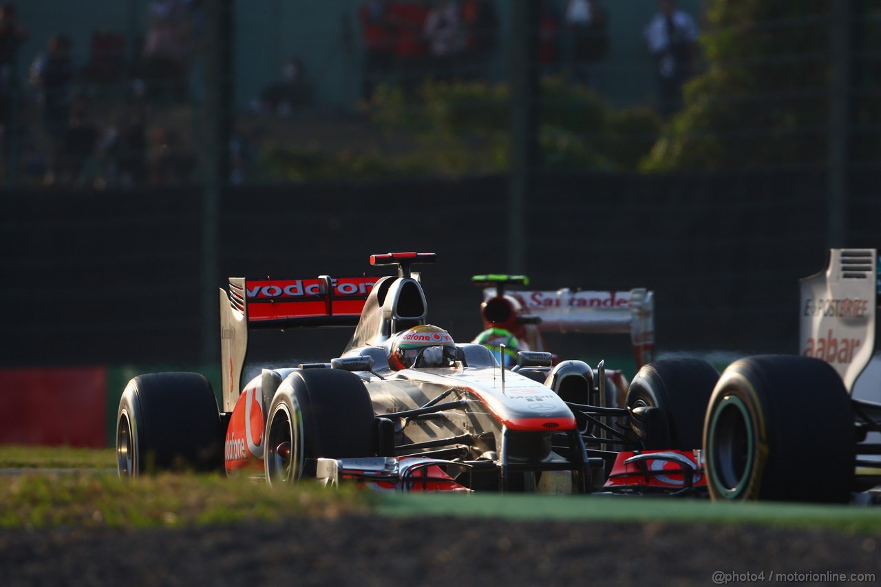 GP GIAPPONE, 09.10.2011- Gara, Lewis Hamilton (GBR), McLaren Mercedes, MP4-26 davanti a Felipe Massa (BRA), Ferrari, F-150 Italia