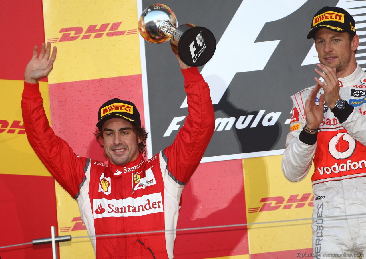 GP GIAPPONE, 09.10.2011- Gara, Fernando Alonso (ESP), Ferrari, F-150 Italia secondo e Jenson Button (GBR), McLaren Mercedes, MP4-26 vincitore