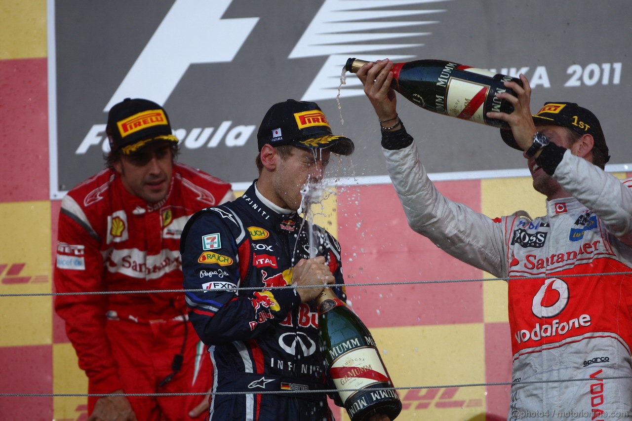 GP GIAPPONE, 09.10.2011- Gara, Sebastian Vettel (GER), Red Bull Racing, RB7 2011 F1 Champion e terzo in the race, Jenson Button (GBR), McLaren Mercedes, MP4-26 vincitore e Fernando Alonso (ESP), Ferrari, F-150 Italia secondo