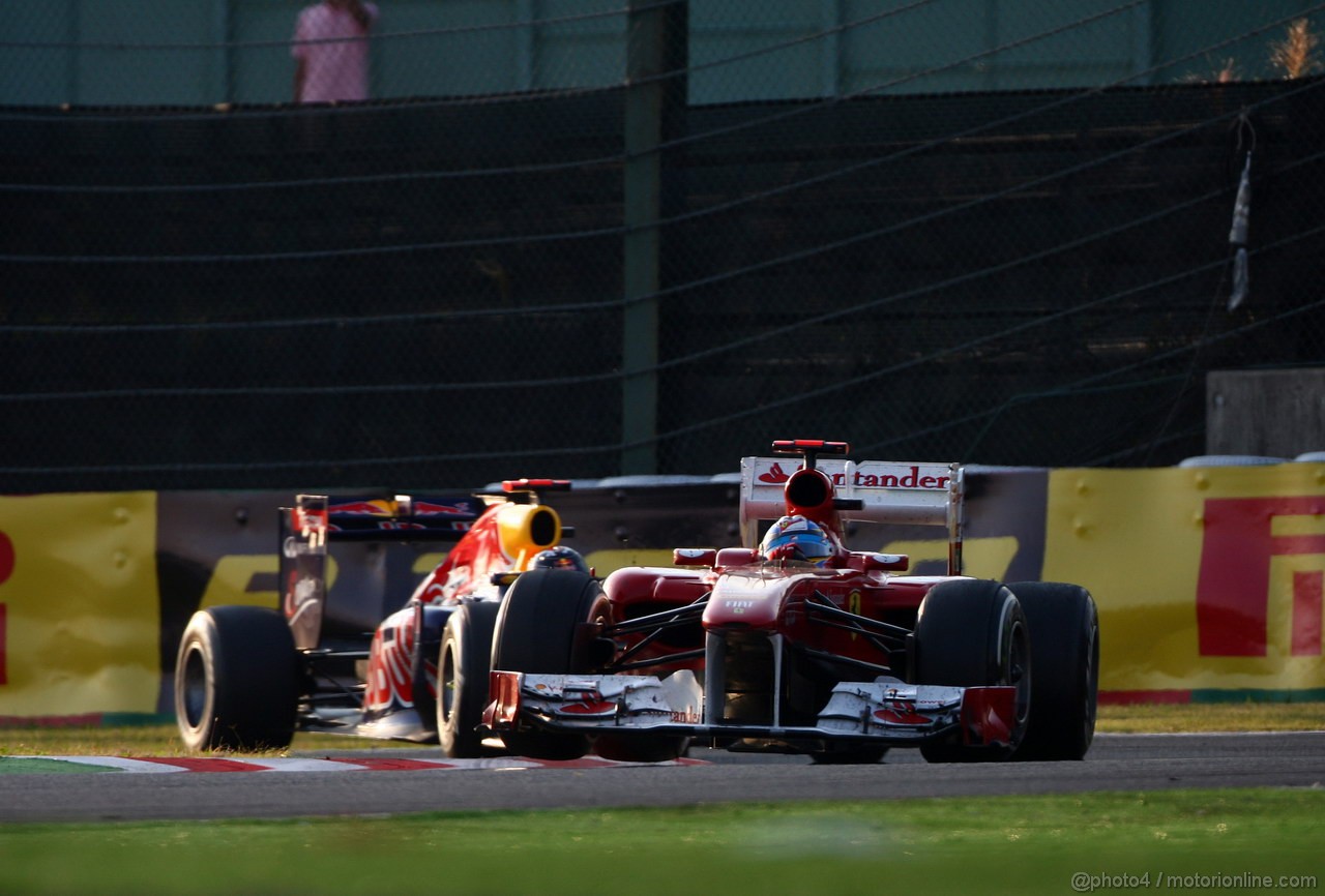 GP GIAPPONE, 09.10.2011- Gara, Fernando Alonso (ESP), Ferrari, F-150 Italia davanti a Sebastian Vettel (GER), Red Bull Racing, RB7