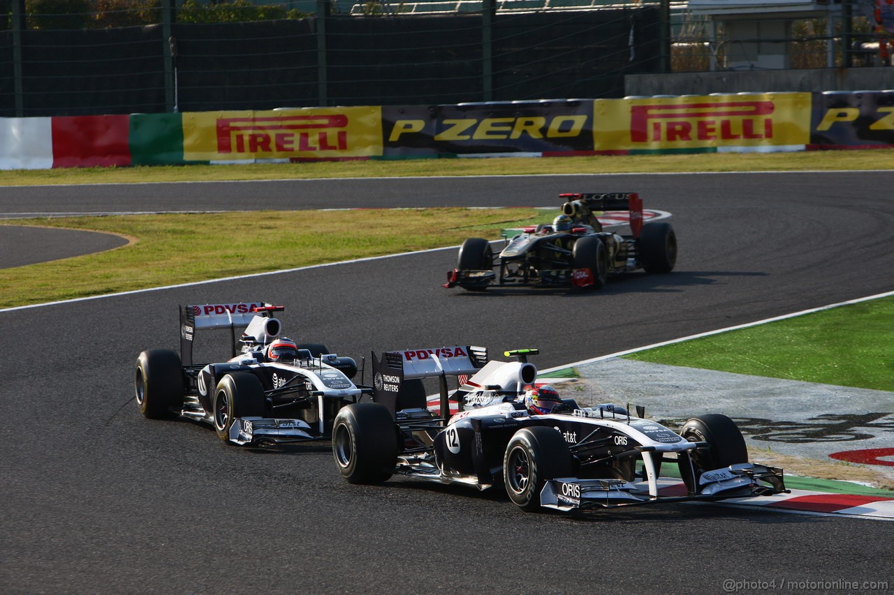 GP GIAPPONE, 09.10.2011- Gara, Pastor Maldonado (VEN), Williams FW33 davanti a Rubens Barrichello (BRA), Williams FW33
