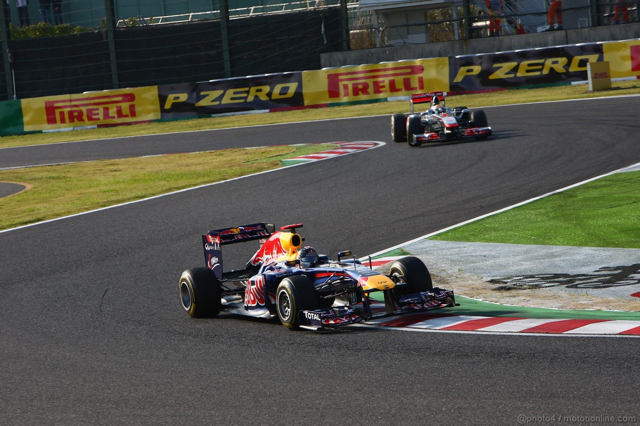 GP GIAPPONE, 09.10.2011- Gara, Sebastian Vettel (GER), Red Bull Racing, RB7 davanti a Lewis Hamilton (GBR), McLaren Mercedes, MP4-26