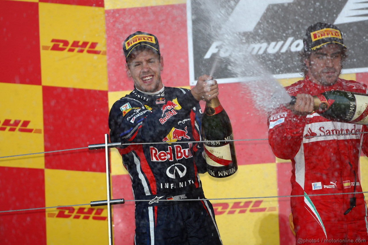 GP GIAPPONE, 09.10.2011- Gara, Sebastian Vettel (GER), Red Bull Racing, RB7, 2011 F1 Champion e terzo in the race e Fernando Alonso (ESP), Ferrari, F-150 Italia secondo