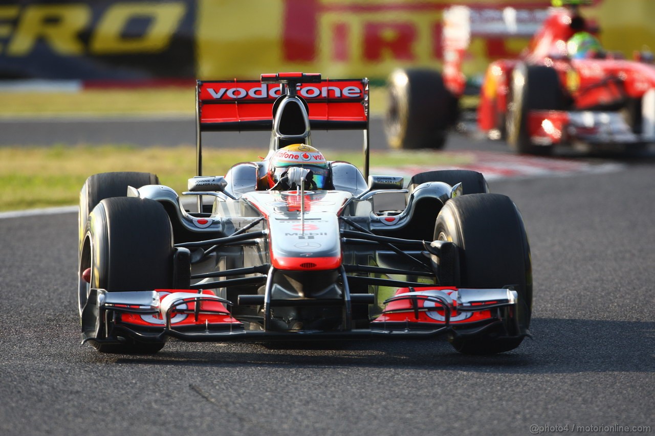 GP GIAPPONE, 09.10.2011- Gara, Lewis Hamilton (GBR), McLaren Mercedes, MP4-26 davanti a Felipe Massa (BRA), Ferrari, F-150 Italia