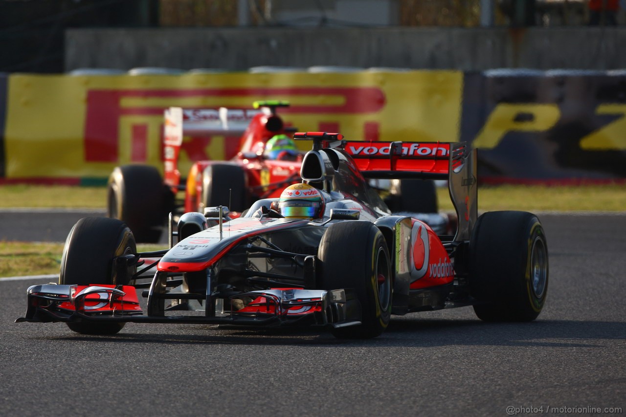 GP GIAPPONE, 09.10.2011- Gara, Lewis Hamilton (GBR), McLaren Mercedes, MP4-26 davanti a Felipe Massa (BRA), Ferrari, F-150 Italia