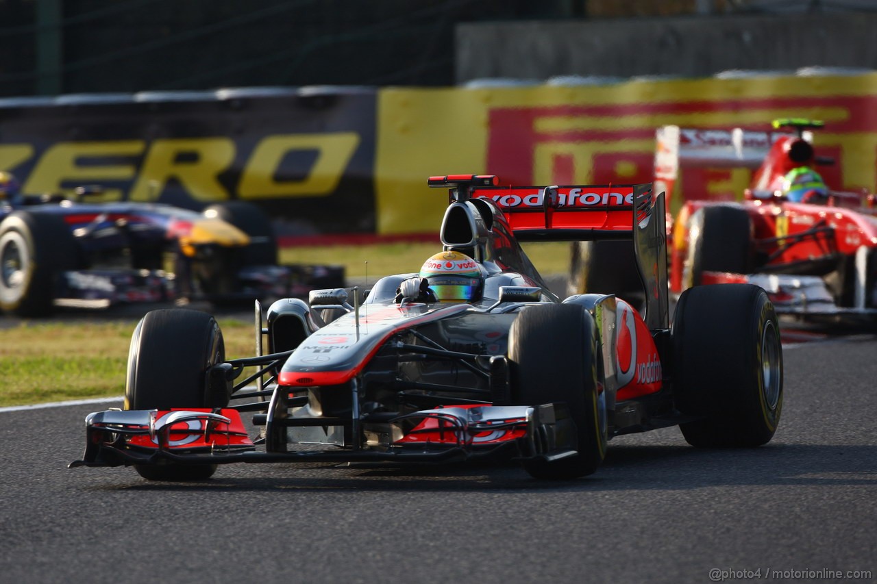 GP GIAPPONE, 09.10.2011- Gara, Lewis Hamilton (GBR), McLaren Mercedes, MP4-26 davanti a Felipe Massa (BRA), Ferrari, F-150 Italia