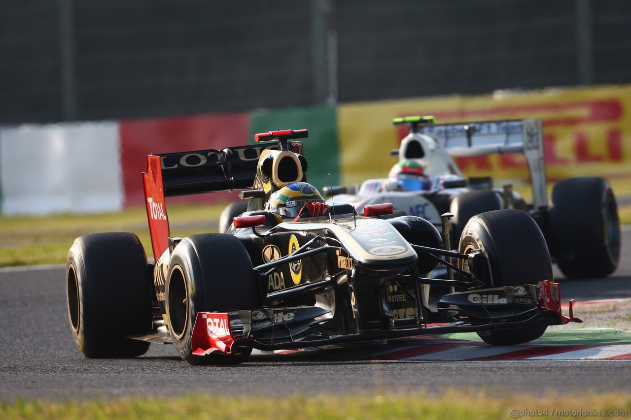 GP GIAPPONE, 09.10.2011- Gara, Bruno Senna (BRA), Lotus Renault GP R31 davanti a Sergio Pérez (MEX), Sauber F1 Team C30