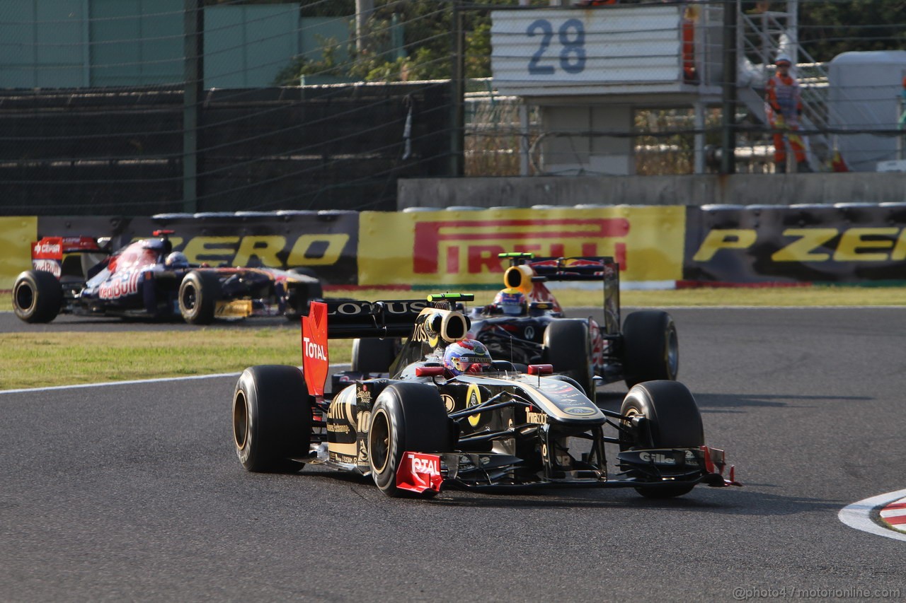 GP GIAPPONE, 09.10.2011- Gara, Vitaly Petrov (RUS), Lotus Renault GP, R31 davanti a Mark Webber (AUS), Red Bull Racing, RB7 