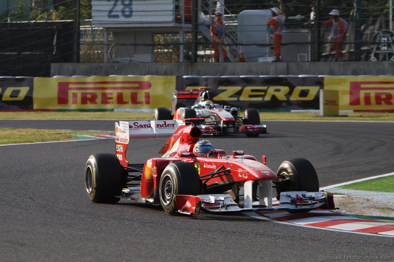 GP GIAPPONE, 09.10.2011- Gara, Fernando Alonso (ESP), Ferrari, F-150 Italia davanti a Lewis Hamilton (GBR), McLaren Mercedes, MP4-26