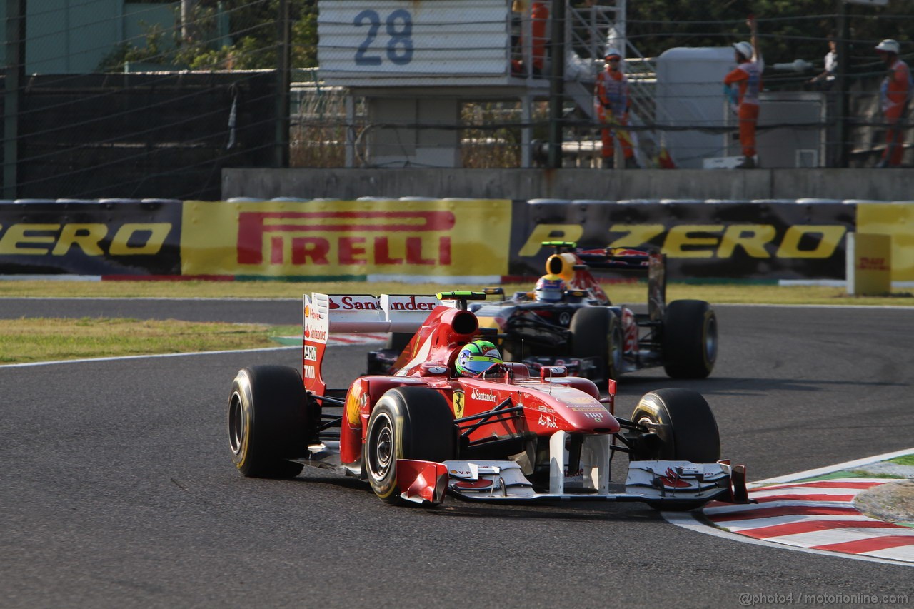 GP GIAPPONE, 09.10.2011- Gara, Felipe Massa (BRA), Ferrari, F-150 Italia davanti a Mark Webber (AUS), Red Bull Racing, RB7