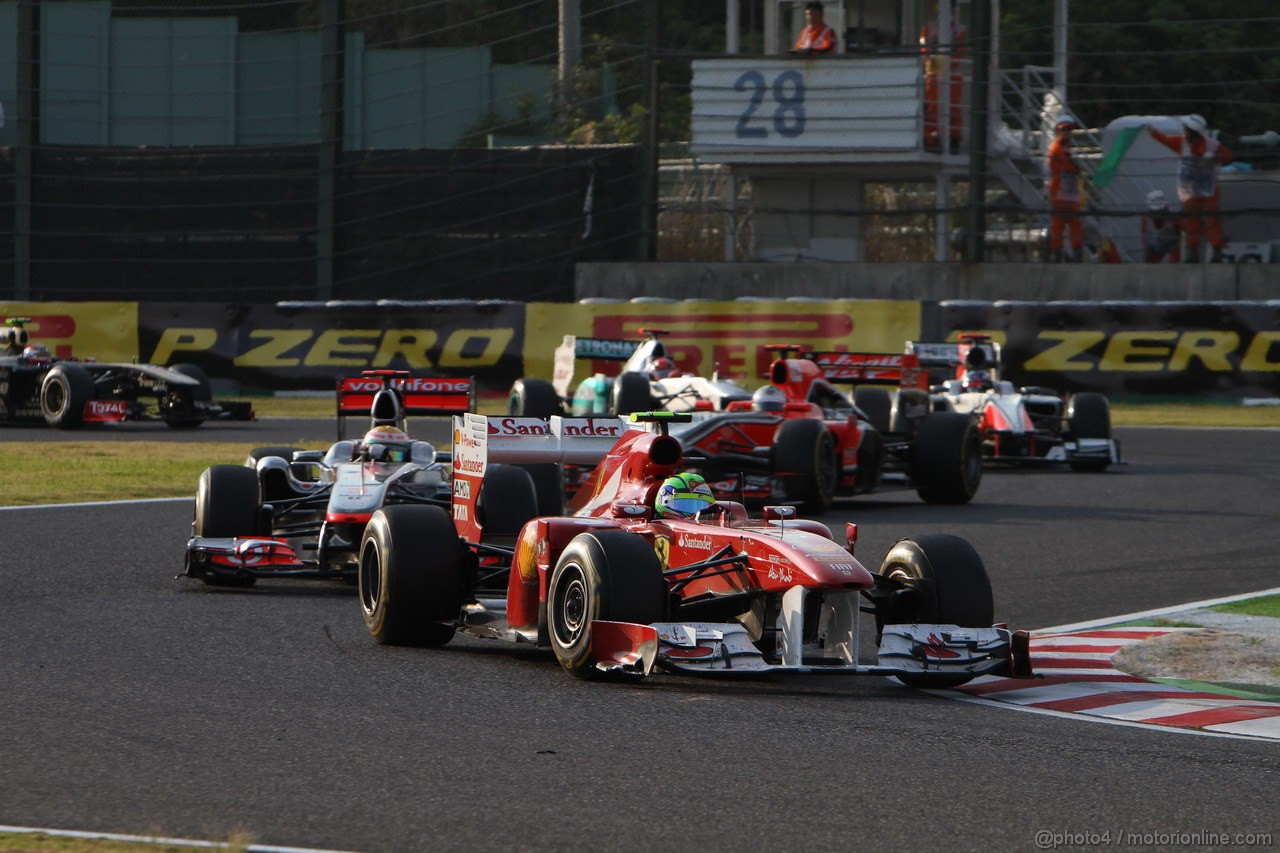 GP GIAPPONE, 09.10.2011- Gara, Felipe Massa (BRA), Ferrari, F-150 Italia davanti a Lewis Hamilton (GBR), McLaren Mercedes, MP4-26