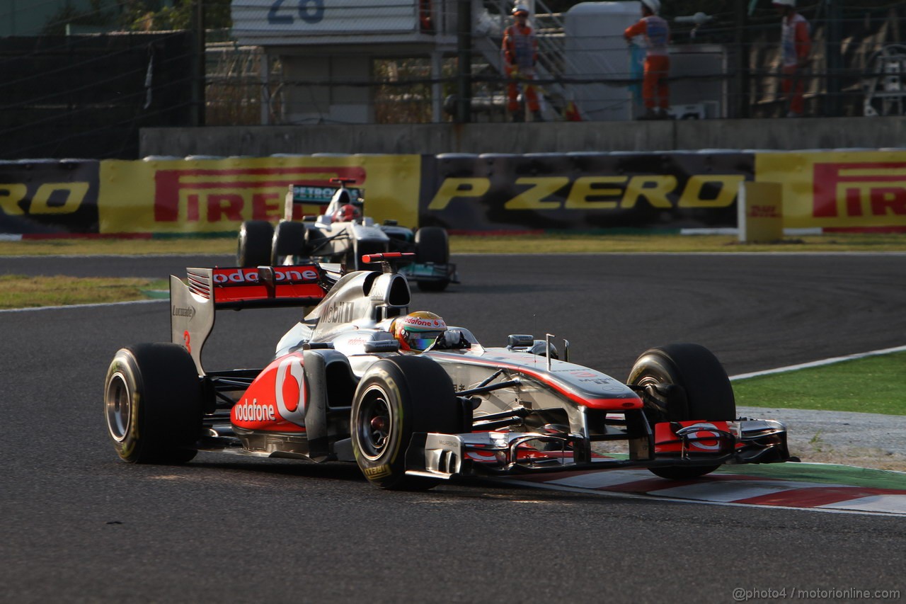 GP GIAPPONE, 09.10.2011- Gara, Lewis Hamilton (GBR), McLaren Mercedes, MP4-26 davanti a Michael Schumacher (GER), Mercedes GP Petronas F1 Team, MGP W02