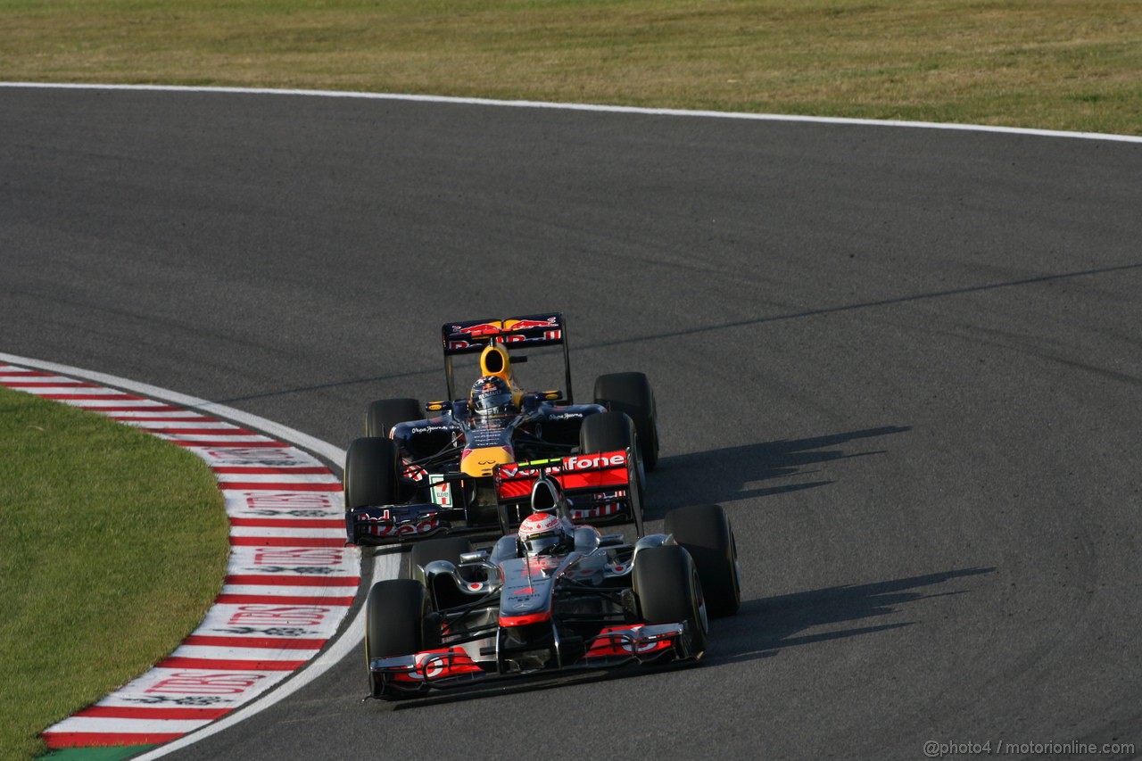 GP GIAPPONE, 09.10.2011- Gara, Jenson Button (GBR), McLaren  Mercedes, MP4-26 davanti a Sebastian Vettel (GER), Red Bull Racing, RB7 