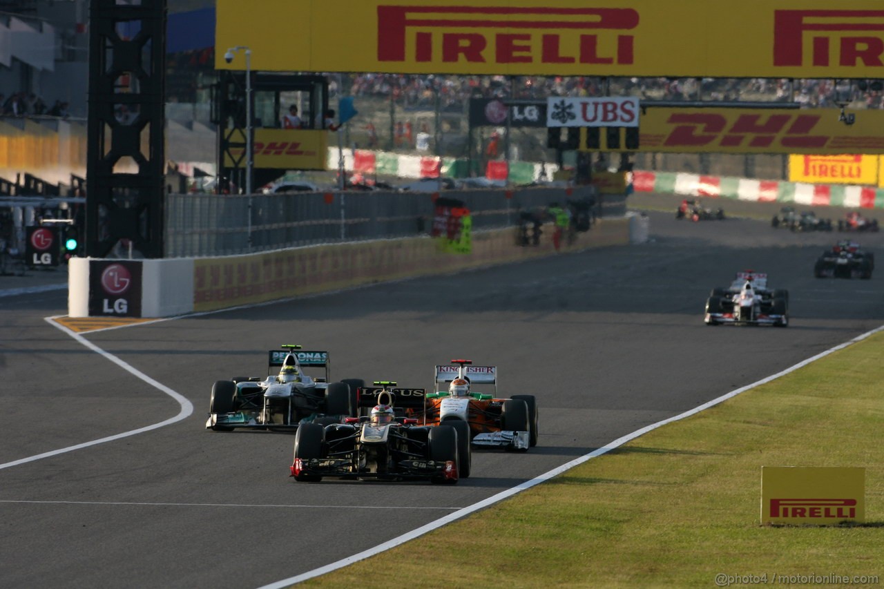 GP GIAPPONE, 09.10.2011- Gara, Vitaly Petrov (RUS), Lotus Renault GP, R31 davanti a Nico Rosberg (GER), Mercedes GP Petronas F1 Team, MGP W02 e Adrian Sutil (GER), Force India F1 Team, VJM04