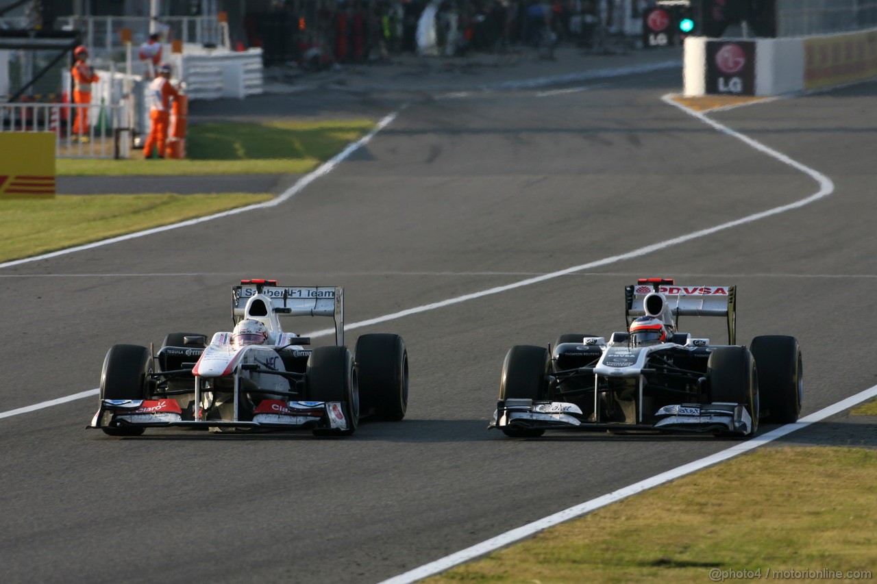 GP GIAPPONE, 09.10.2011- Gara, Kamui Kobayashi (JAP), Sauber F1 Team C30 e Rubens Barrichello (BRA), Williams FW33