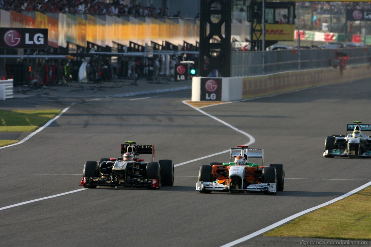 GP GIAPPONE, 09.10.2011- Gara, Vitaly Petrov (RUS), Lotus Renault GP, R31 e Adrian Sutil (GER), Force India F1 Team, VJM04