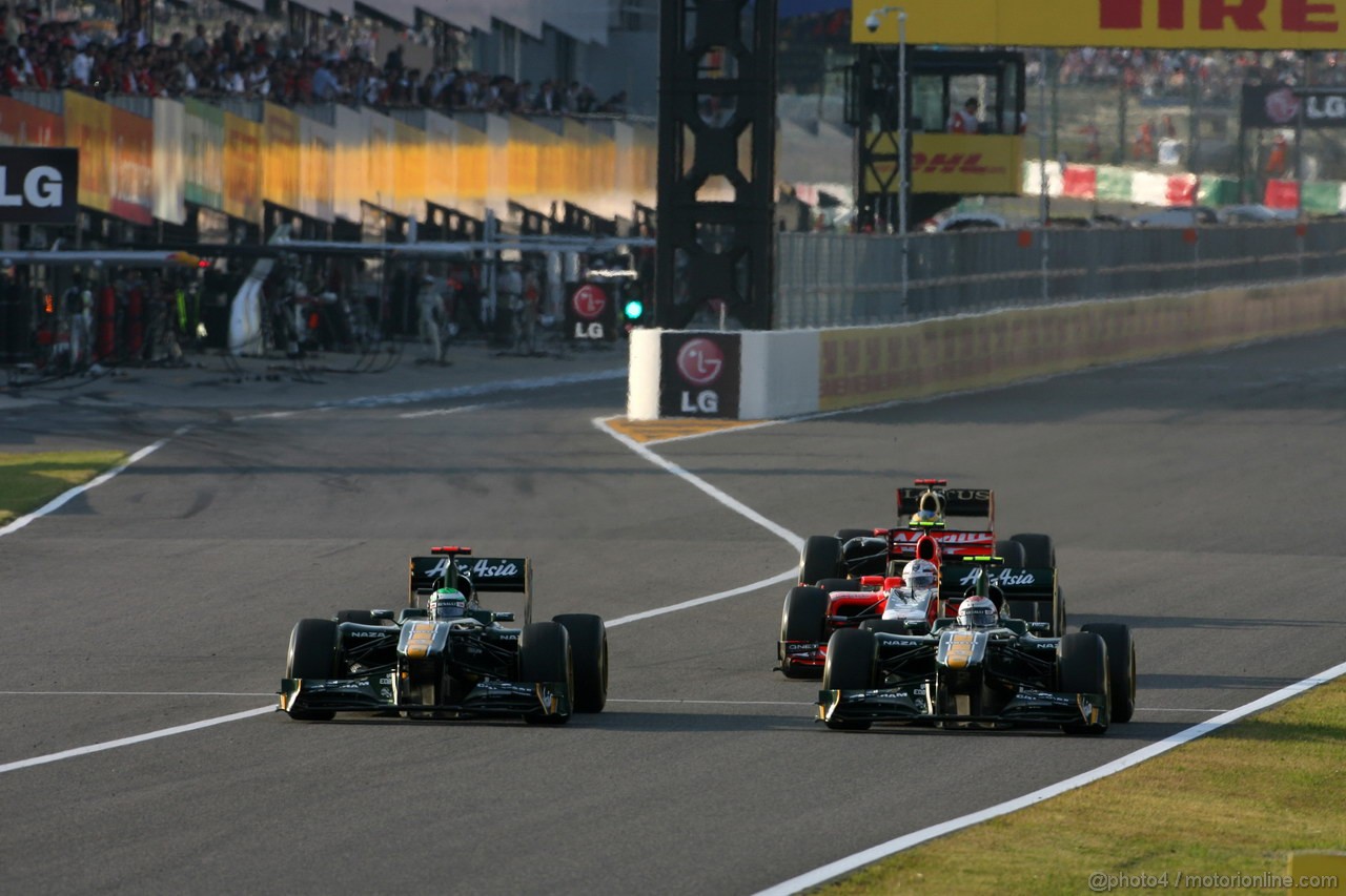 GP GIAPPONE, 09.10.2011- Gara, Heikki Kovalainen (FIN), Team Lotus, TL11 e Jarno Trulli (ITA), Team Lotus, TL11