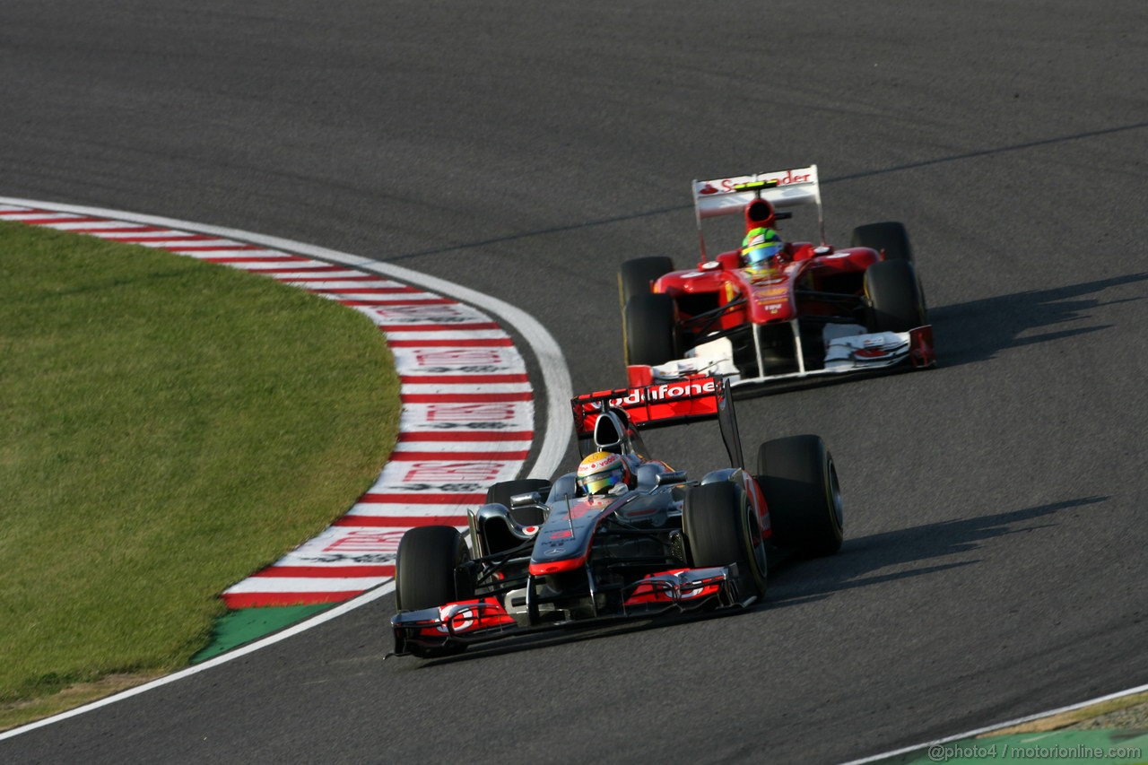 GP GIAPPONE, 09.10.2011- Gara, Lewis Hamilton (GBR), McLaren Mercedes, MP4-26 davanti a Felipe Massa (BRA), Ferrari, F-150 Italia
