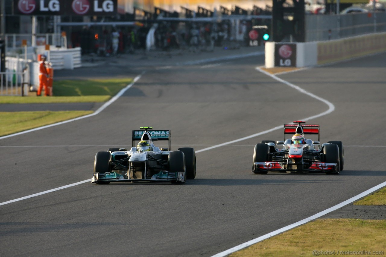 GP GIAPPONE, 09.10.2011- Gara, Nico Rosberg (GER), Mercedes GP Petronas F1 Team, MGP W02 e Lewis Hamilton (GBR), McLaren Mercedes, MP4-26