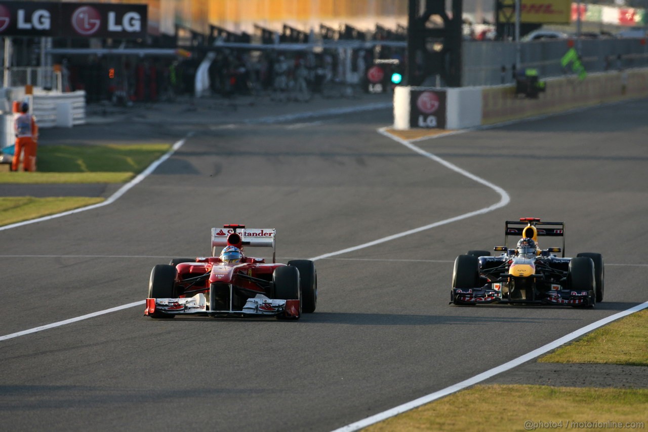 GP GIAPPONE, 09.10.2011- Gara, Fernando Alonso (ESP), Ferrari, F-150 Italia e Sebastian Vettel (GER), Red Bull Racing, RB7 