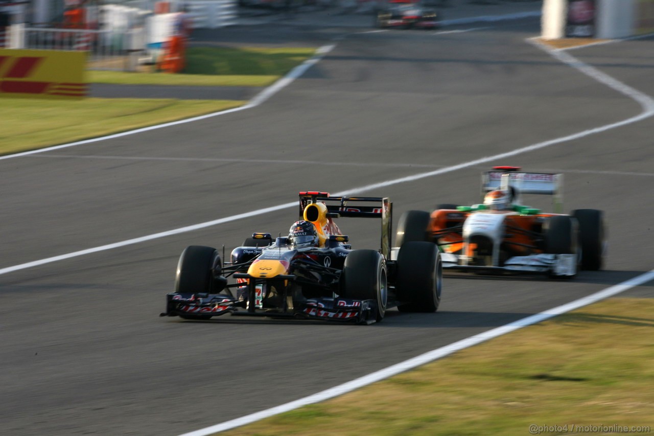 GP GIAPPONE, 09.10.2011- Gara, Sebastian Vettel (GER), Red Bull Racing, RB7 davanti a Adrian Sutil (GER), Force India F1 Team, VJM04