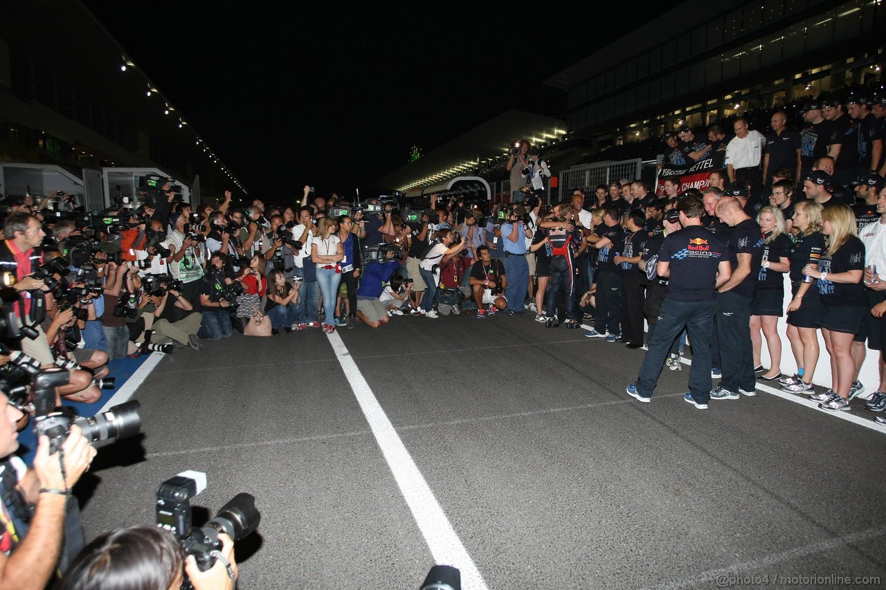 GP GIAPPONE, 09.10.2011- Sebastian Vettel (GER), celebrates with the Red Bull Racing Team the his second Formula 1 World Championship