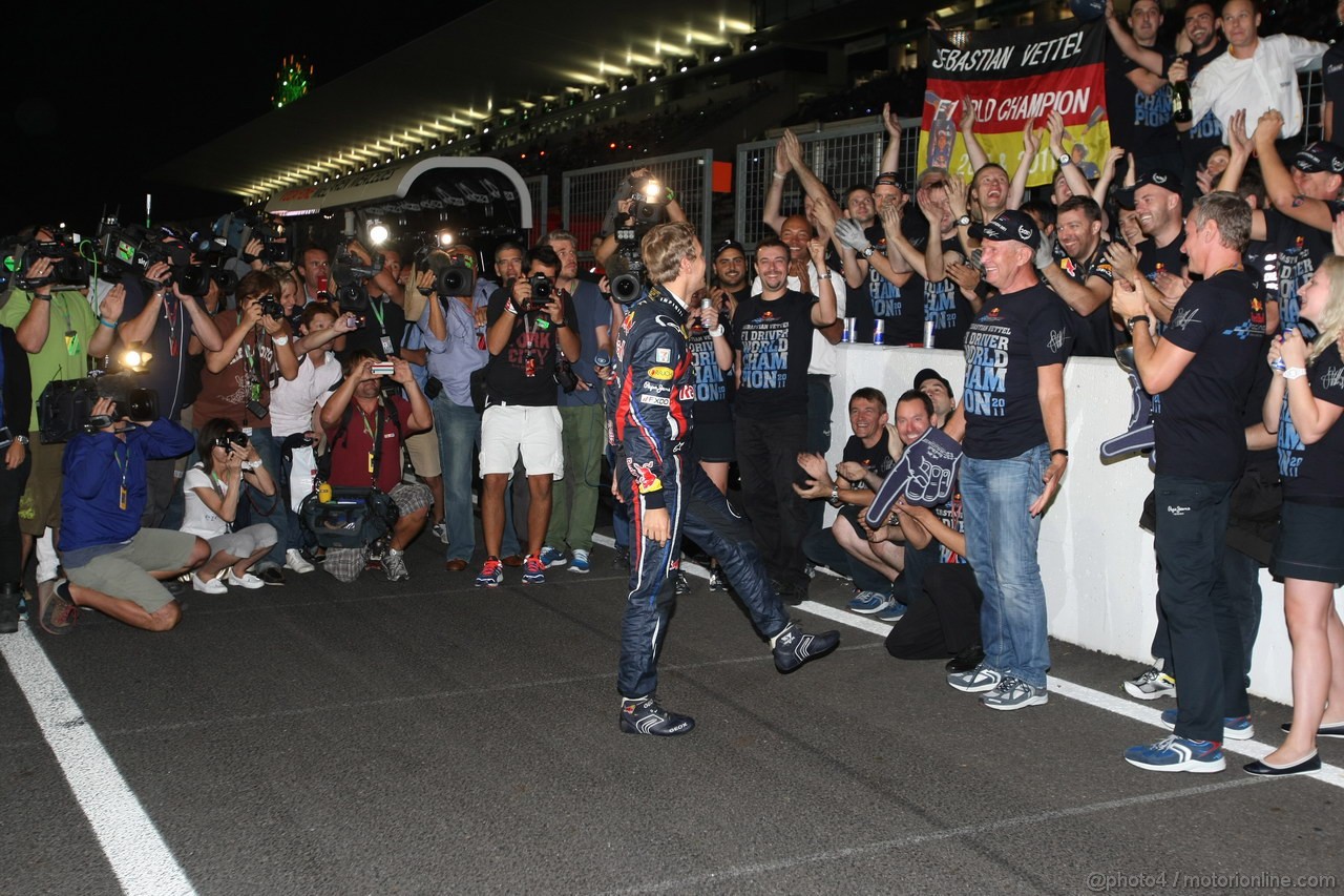 GP GIAPPONE, 09.10.2011- Sebastian Vettel (GER), celebrates with the Red Bull Racing Team the his second Formula 1 World Championship e Helmut Marko (AUT), Red Bull Racing, Red Bull Advisor