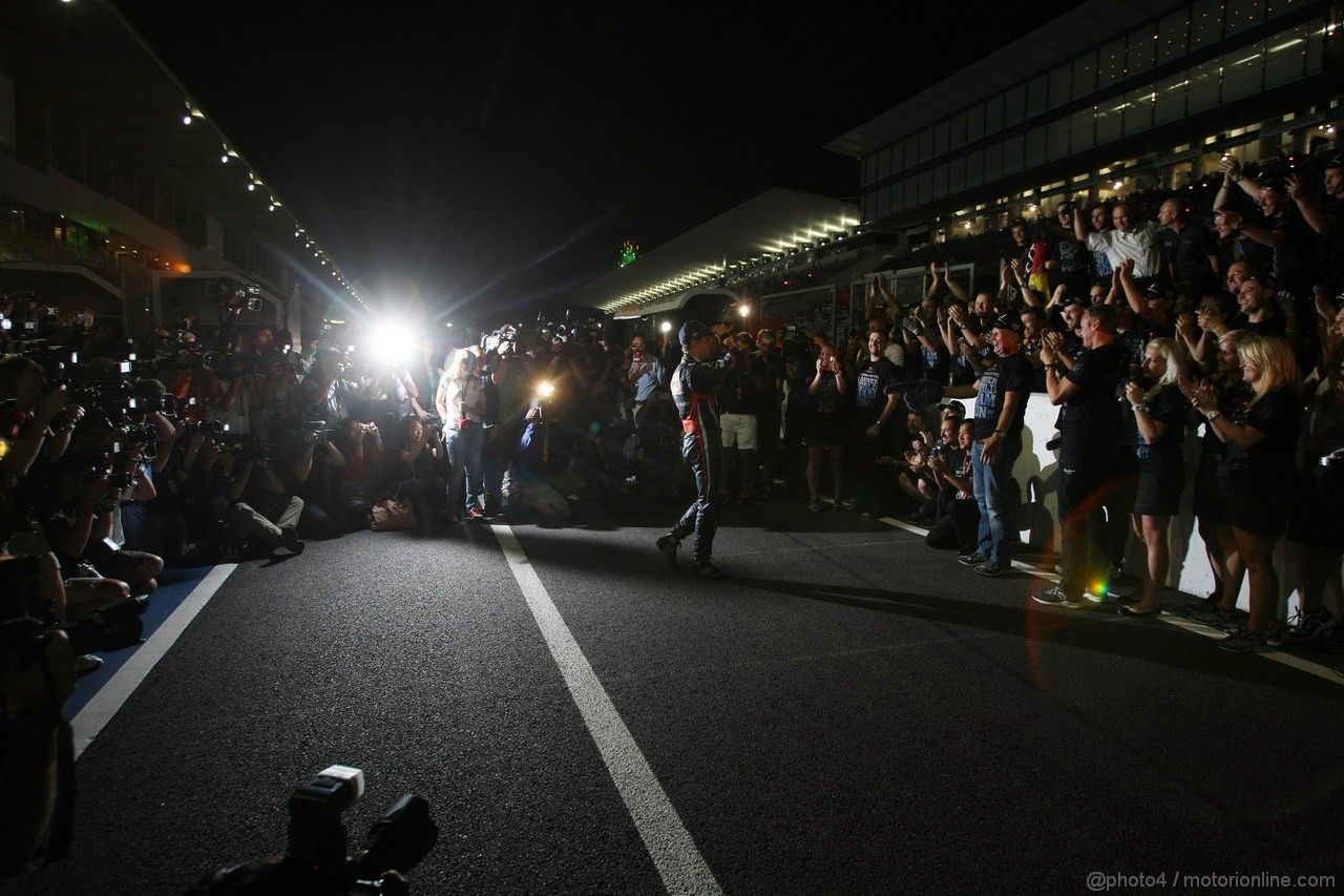 GP GIAPPONE, 09.10.2011- Sebastian Vettel (GER), celebrates with the Red Bull Racing Team the his second Formula 1 World Championship