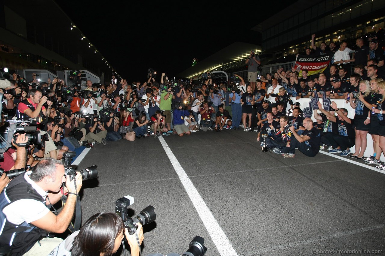 GP GIAPPONE, 09.10.2011- Sebastian Vettel (GER), celebrates with the Red Bull Racing Team the his second Formula 1 World Championship