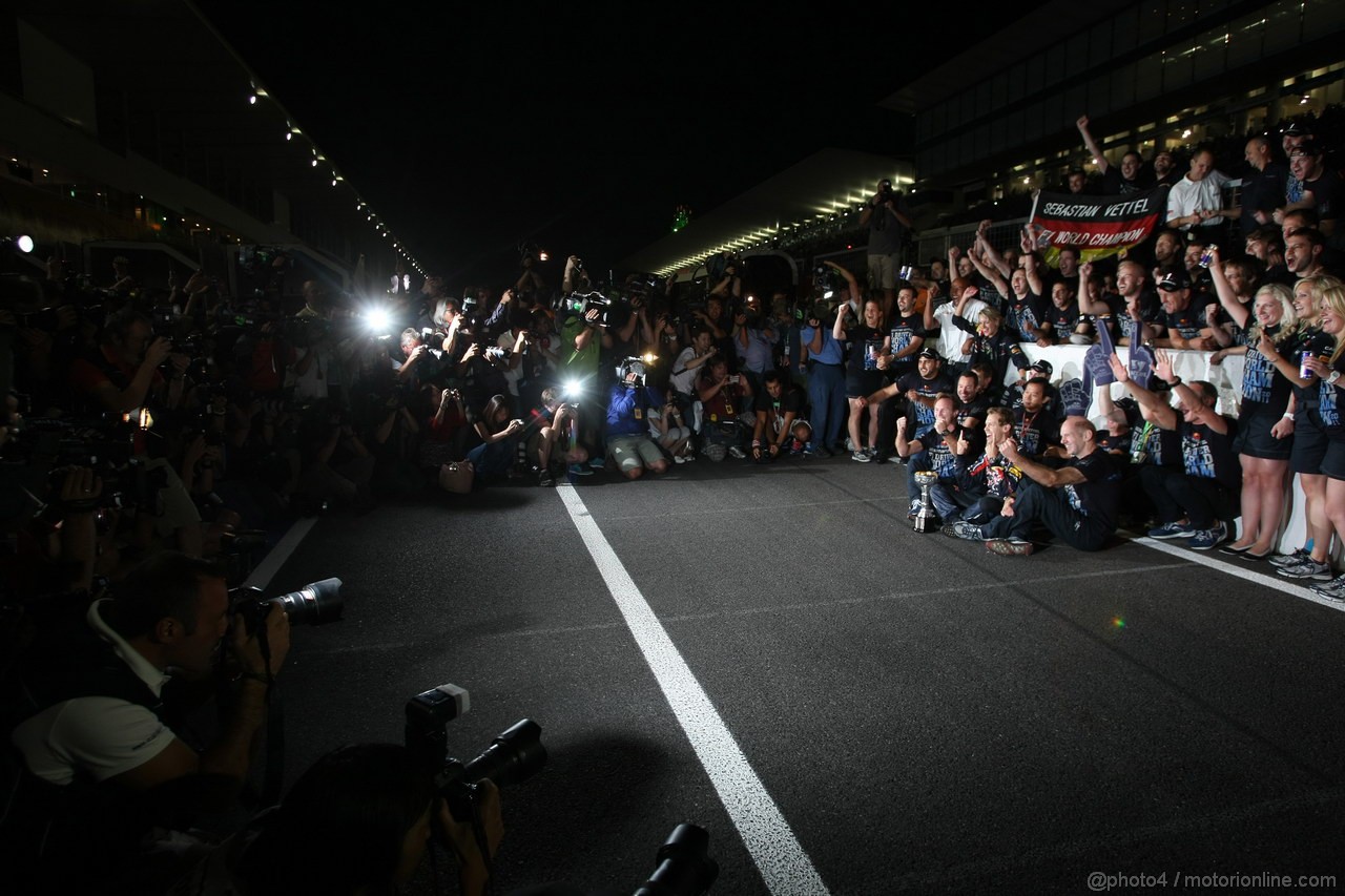 GP GIAPPONE, 09.10.2011- Sebastian Vettel (GER), celebrates with the Red Bull Racing Team the his second Formula 1 World Championship