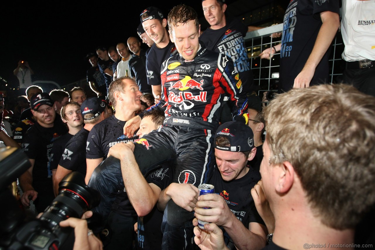 GP GIAPPONE, 09.10.2011- Sebastian Vettel (GER), celebrates with the Red Bull Racing Team the his second Formula 1 World Championship