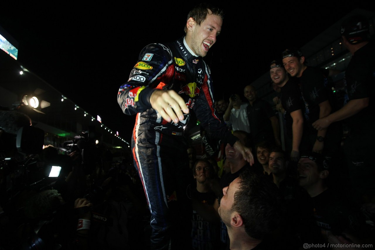 GP GIAPPONE, 09.10.2011- Sebastian Vettel (GER), celebrates with the Red Bull Racing Team the his second Formula 1 World Championship