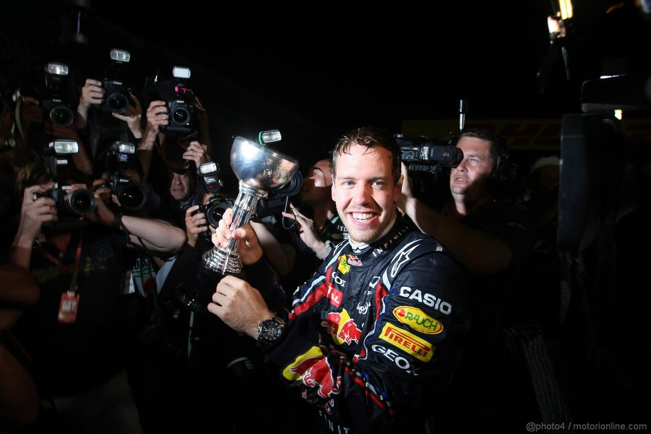 GP GIAPPONE, 09.10.2011- Sebastian Vettel (GER), celebrates with the Red Bull Racing Team the his second Formula 1 World Championship