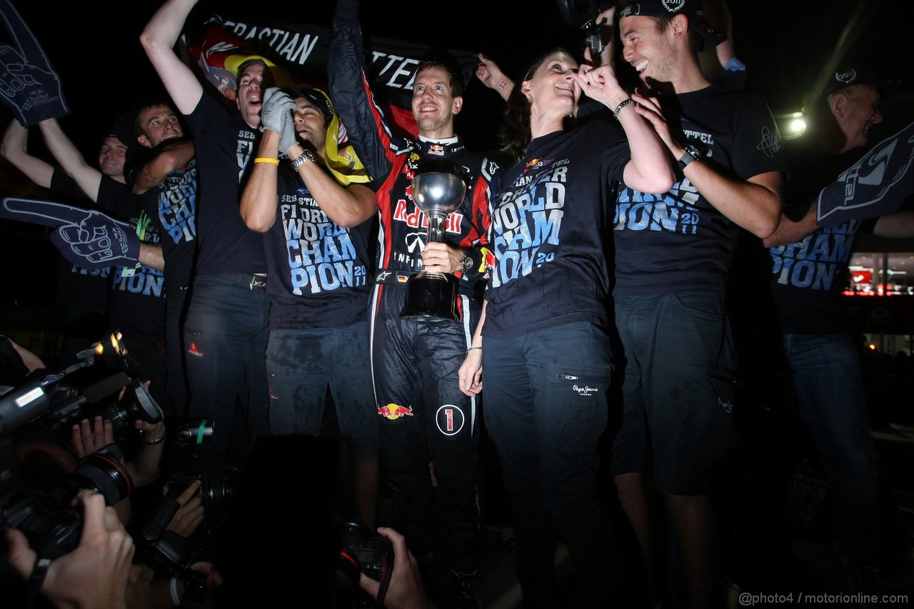 GP GIAPPONE, 09.10.2011- Sebastian Vettel (GER), celebrates with the Red Bull Racing Team the his second Formula 1 World Championship