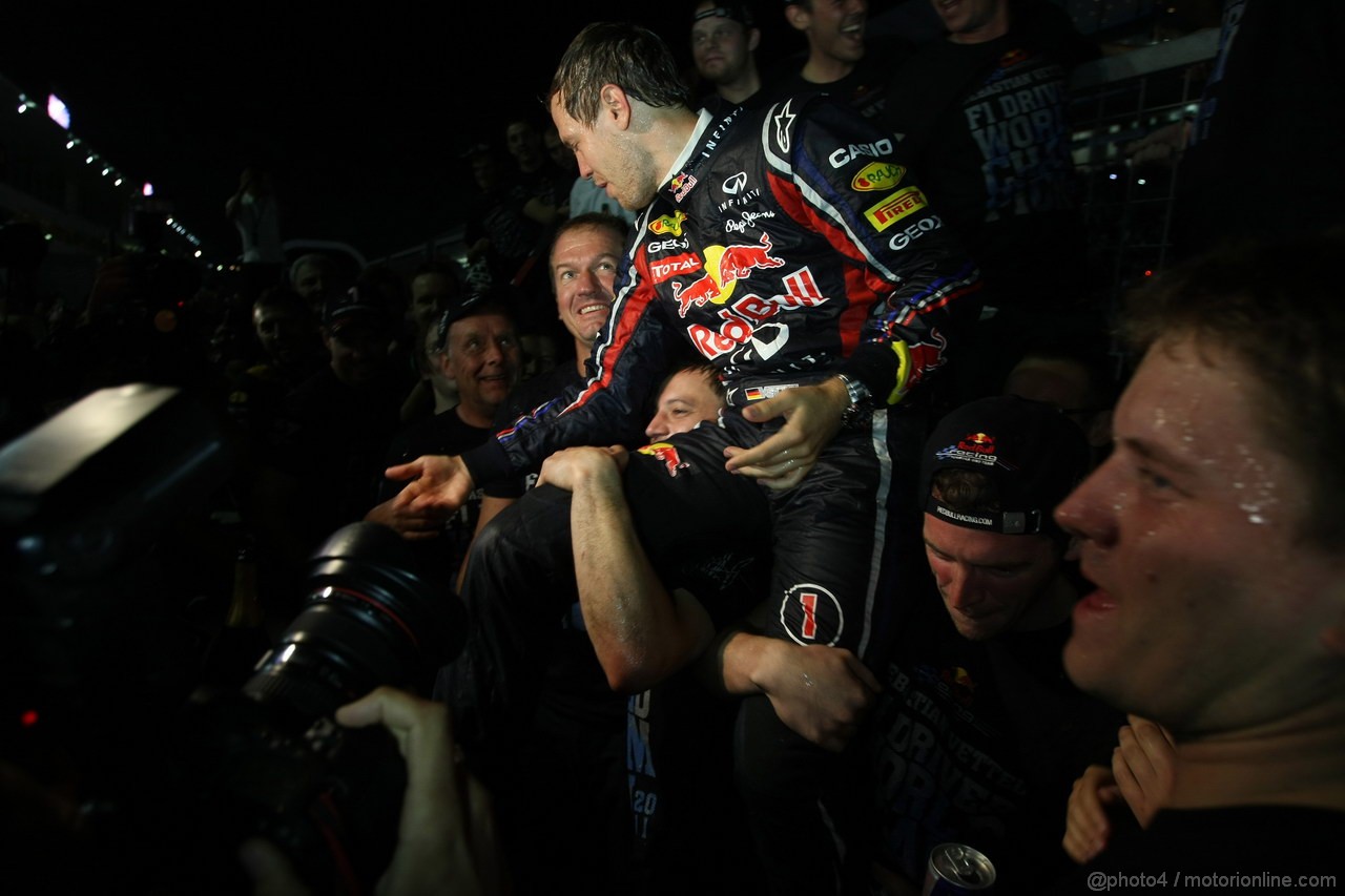 GP GIAPPONE, 09.10.2011- Sebastian Vettel (GER), celebrates with the Red Bull Racing Team the his second Formula 1 World Championship