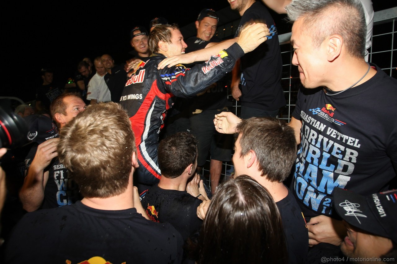 GP GIAPPONE, 09.10.2011- Sebastian Vettel (GER), celebrates with the Red Bull Racing Team the his second Formula 1 World Championship