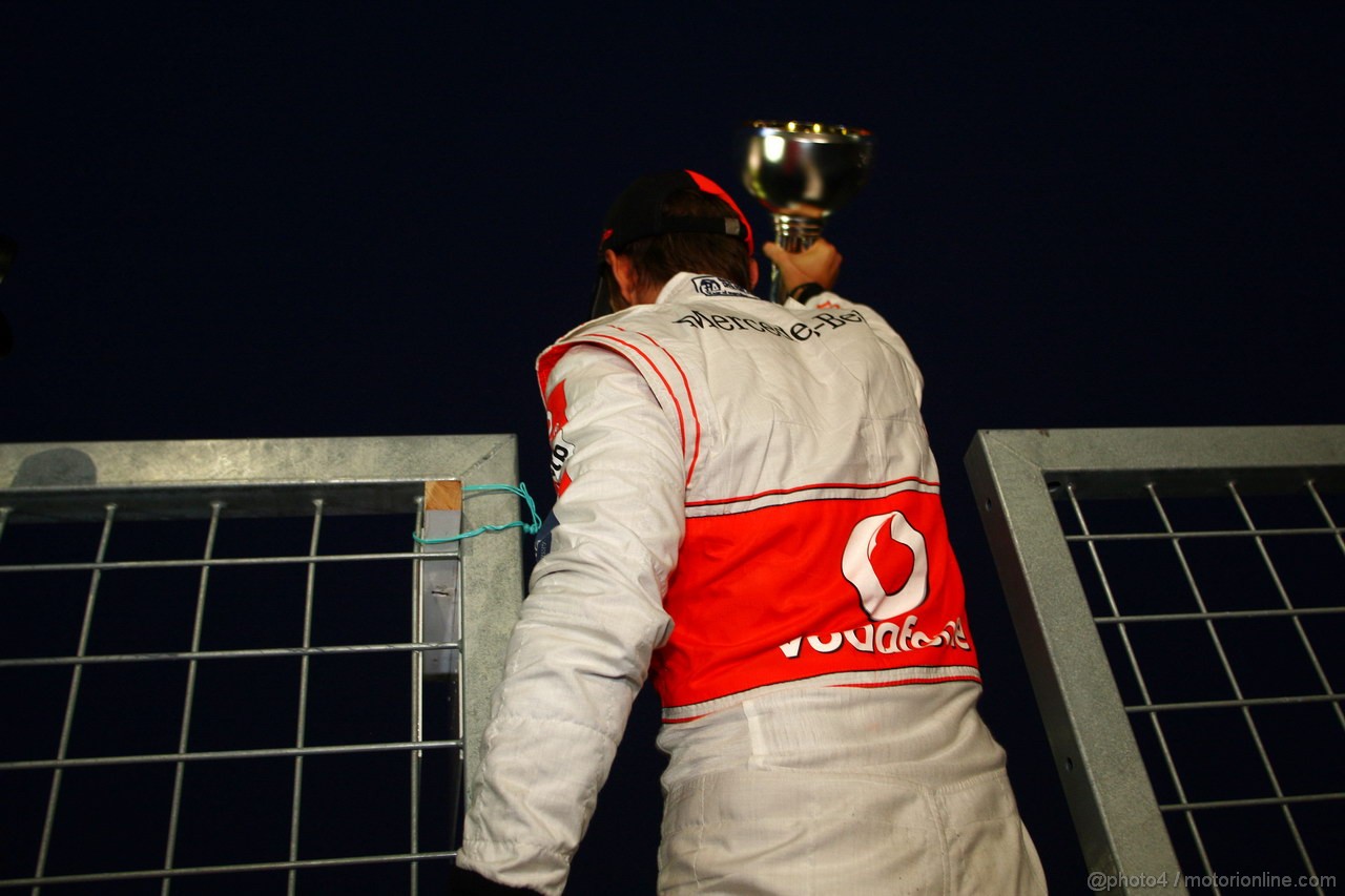 GP GIAPPONE, 09.10.2011- Festeggiamenti, Jenson Button (GBR), McLaren Mercedes, MP4-26 vincitore