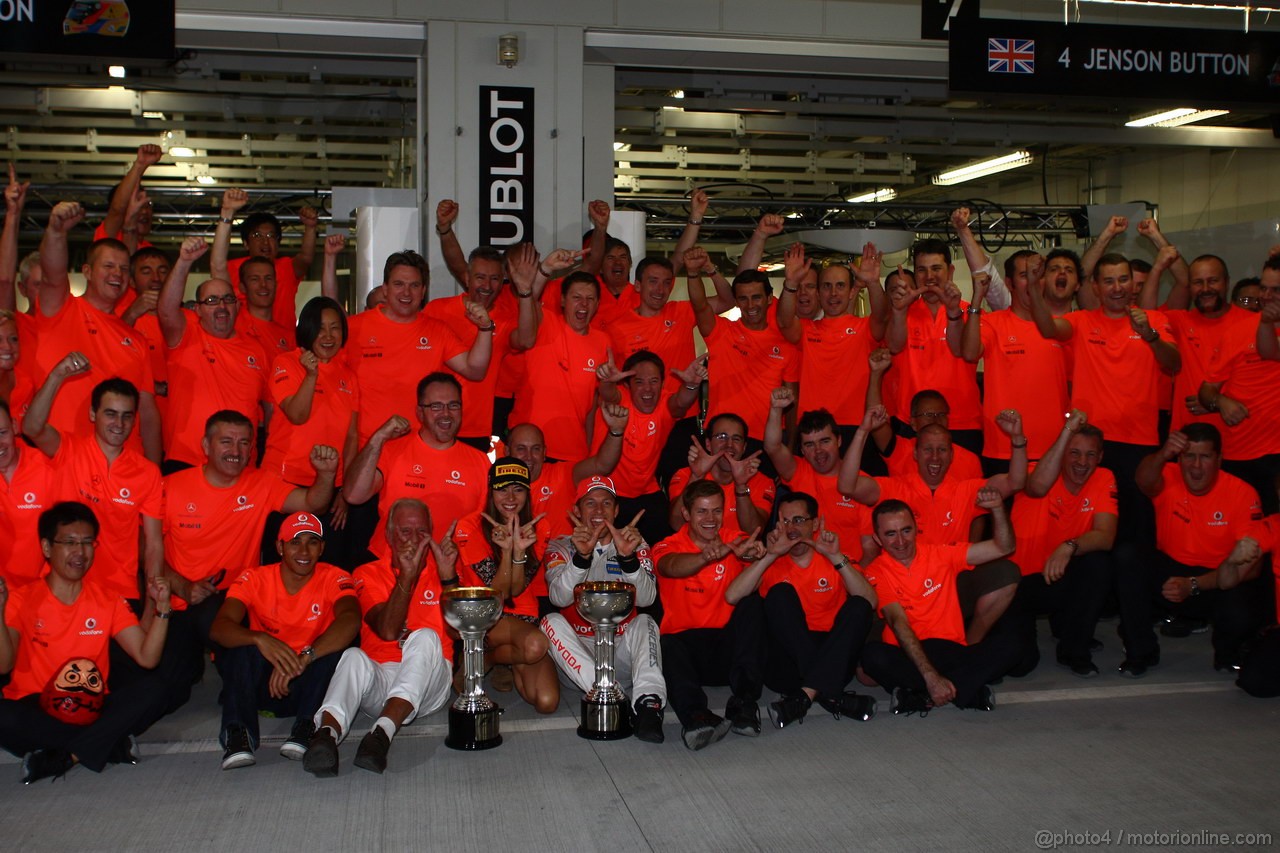 GP GIAPPONE, 09.10.2011- Festeggiamenti, Jenson Button (GBR), McLaren Mercedes, MP4-26 vincitore with Domenica e Mclaren Mercedes Team