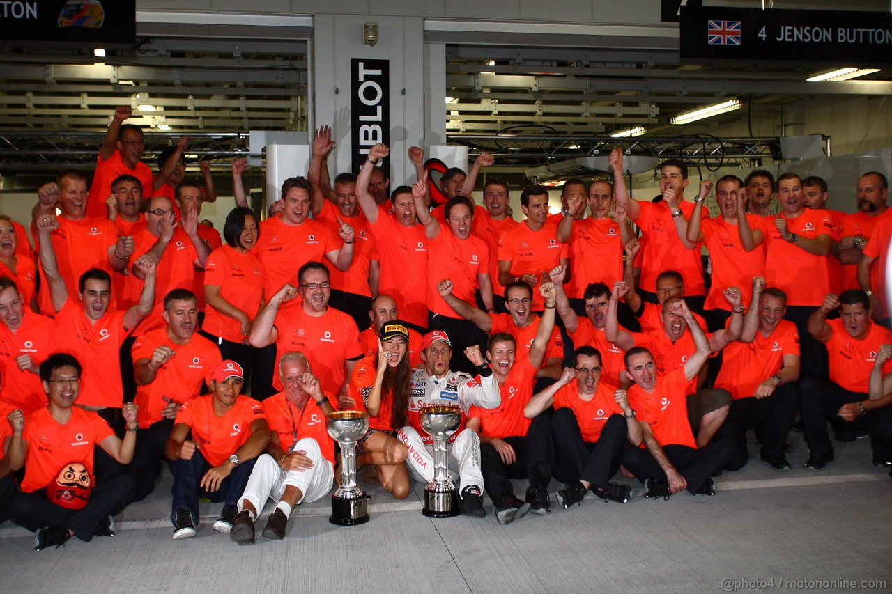 GP GIAPPONE, 09.10.2011- Festeggiamenti, Jenson Button (GBR), McLaren Mercedes, MP4-26 vincitore with Domenica Jessica Michibata (GBR) e Mclaren Mercedes Team